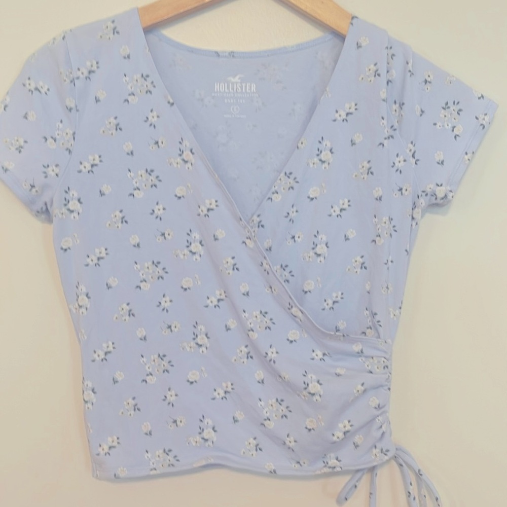 Hollister- Small- Side ruched baby tee- used
